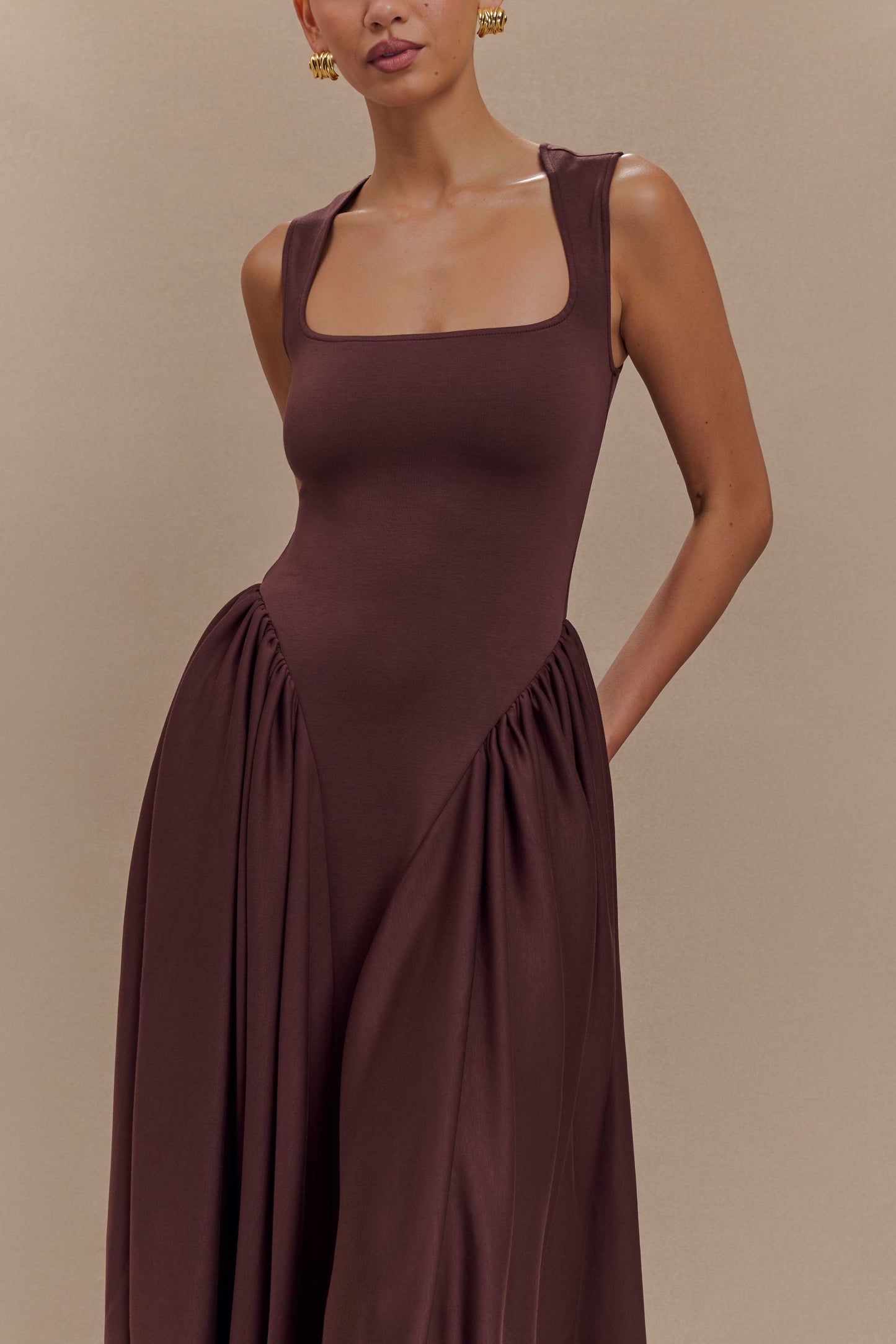 Sara - Vestido Midi de Malha Marrom