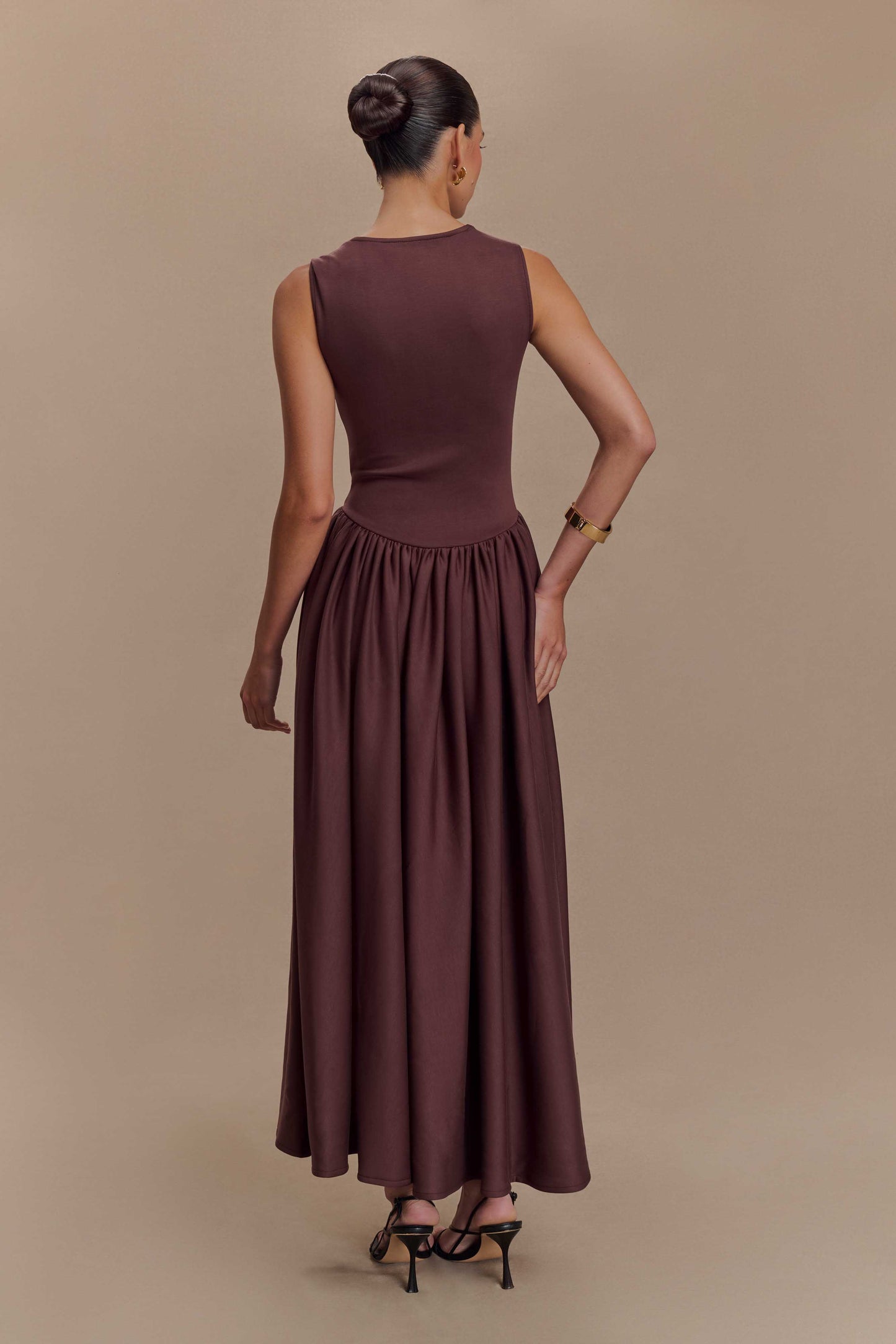 Sara - Vestido Midi de Malha Marrom