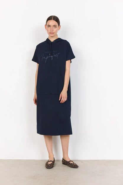 "Sásquia - Vestido Casual con Capucha" could be rephrased as "Sásquia - Vestido Informal con Capucha".