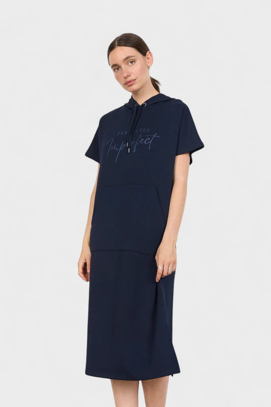 "Sásquia - Vestido Casual com Capuz" can be rewritten as "Sásquia - Vestido Casual com Capuz Elegante".