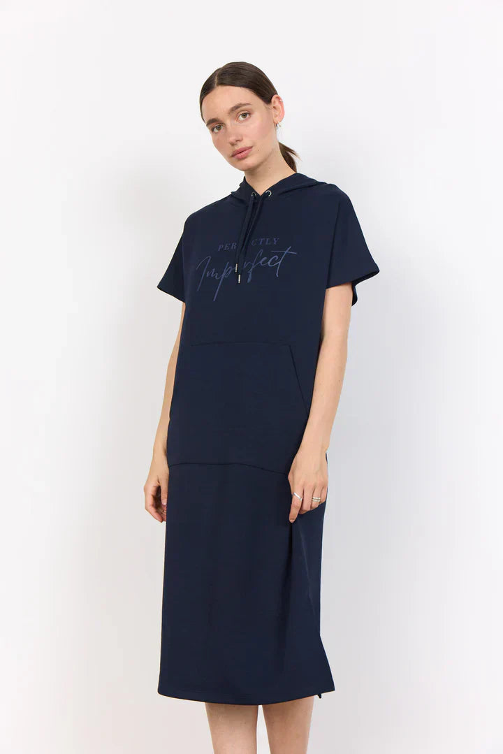 "Sásquia - Vestido Casual con Capucha" could be rephrased as "Sásquia - Vestido Informal con Capucha".