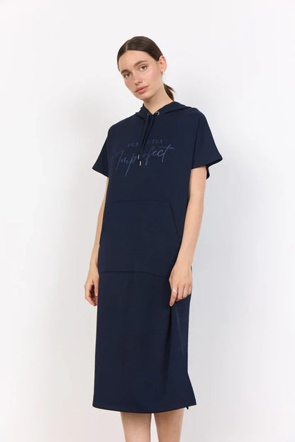 "Sásquia - Vestido Casual con Capucha" could be rephrased as "Sásquia - Vestido Informal con Capucha".
