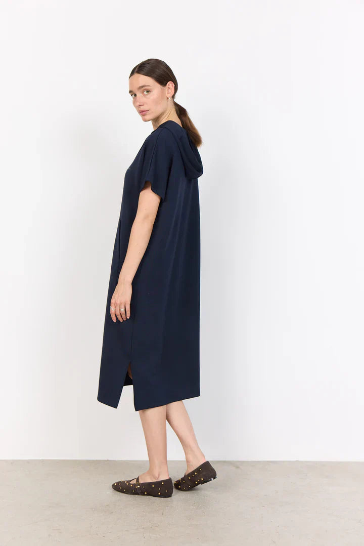 "Sásquia - Vestido Casual con Capucha" could be rephrased as "Sásquia - Vestido Informal con Capucha".