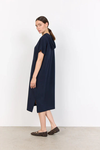 "Sásquia - Vestido Casual con Capucha" could be rephrased as "Sásquia - Vestido Informal con Capucha".