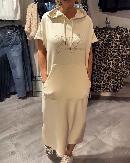 "Sásquia - Vestido Casual con Capucha" could be rephrased as "Sásquia - Vestido Informal con Capucha".