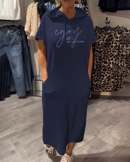"Sásquia - Vestido Casual con Capucha" could be rephrased as "Sásquia - Vestido Informal con Capucha".