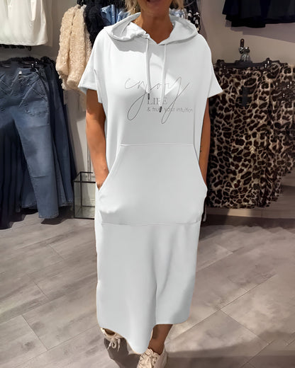 "Sásquia - Vestido Casual con Capucha" could be rephrased as "Sásquia - Vestido Informal con Capucha".