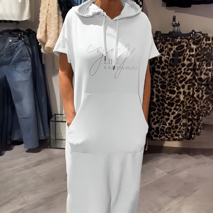 "Sásquia - Vestido Casual con Capucha" could be rephrased as "Sásquia - Vestido Informal con Capucha".