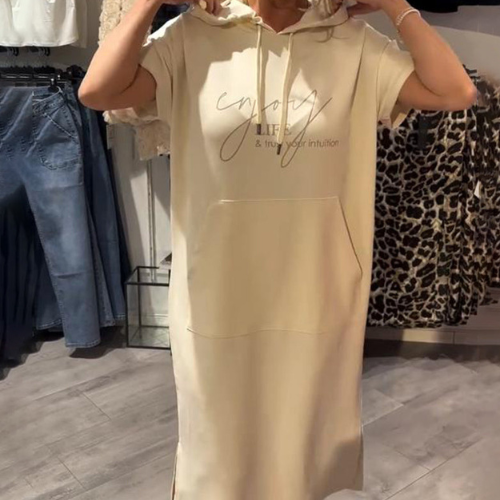 "Sásquia - Vestido Casual con Capucha" could be rephrased as "Sásquia - Vestido Informal con Capucha".
