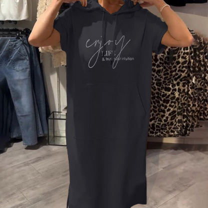 "Sásquia - Vestido Casual con Capucha" could be rephrased as "Sásquia - Vestido Informal con Capucha".