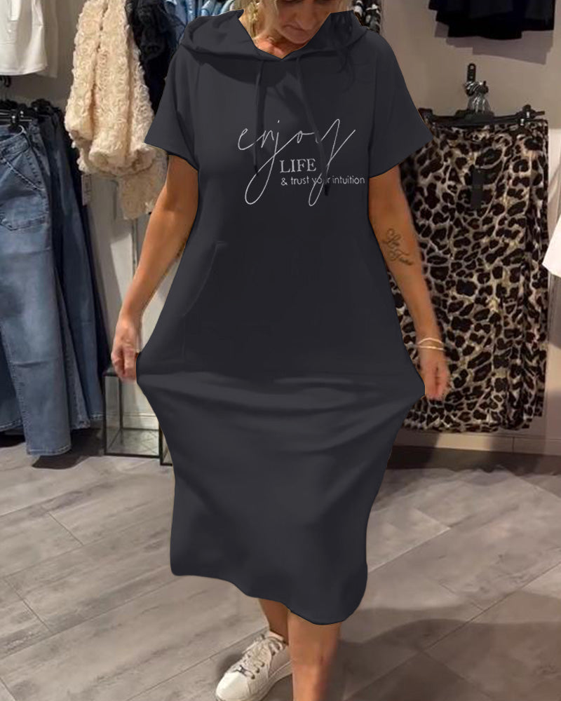 "Sásquia - Vestido Casual con Capucha" could be rephrased as "Sásquia - Vestido Informal con Capucha".
