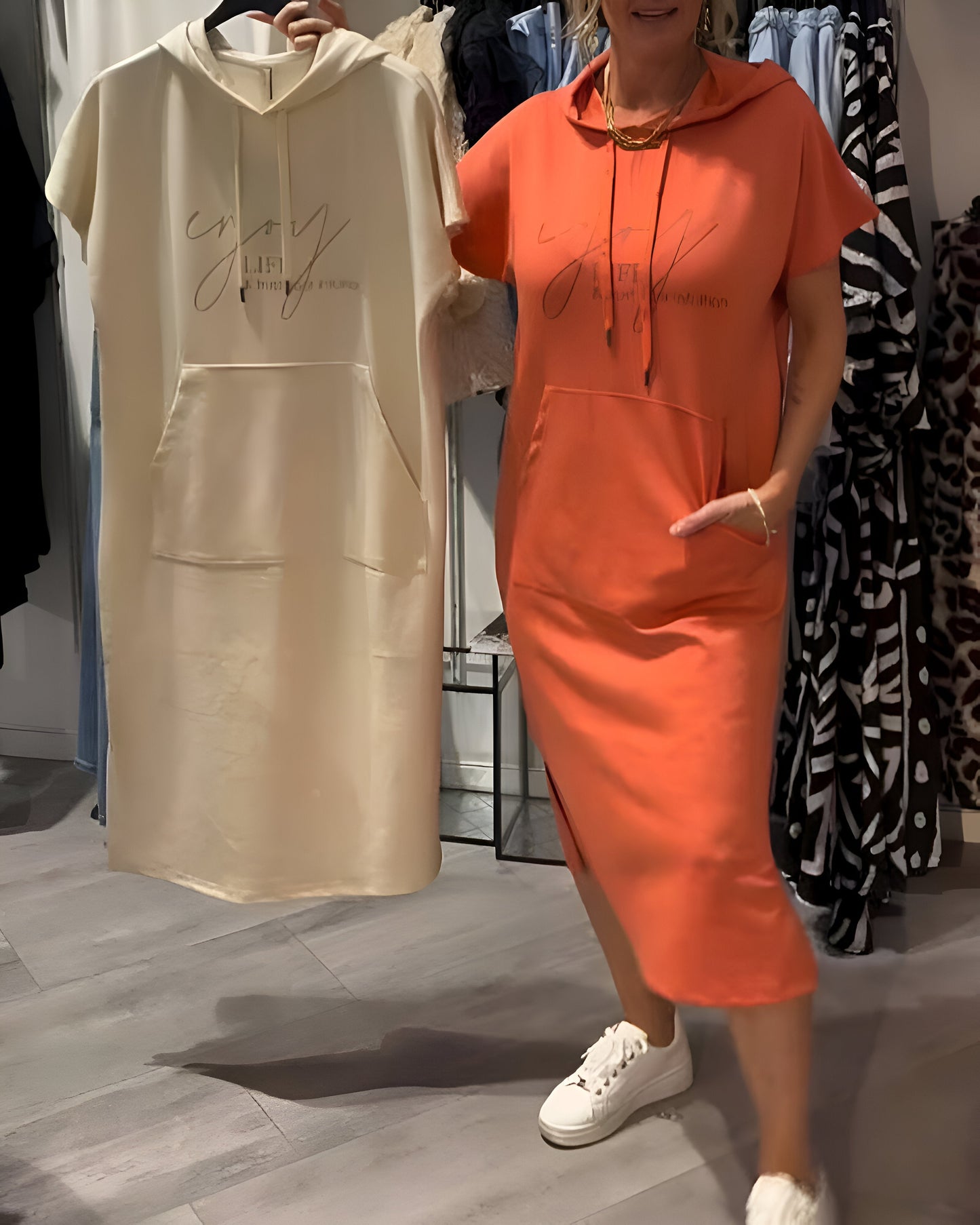 "Sásquia - Vestido Casual con Capucha" could be rephrased as "Sásquia - Vestido Informal con Capucha".