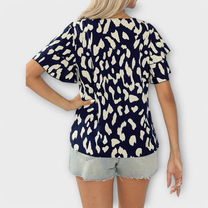 "Evelyn - Blusa Casual com Decote Redondo" can be rewritten as "Evelyn - Camisa Casual com Decote Redondo".
