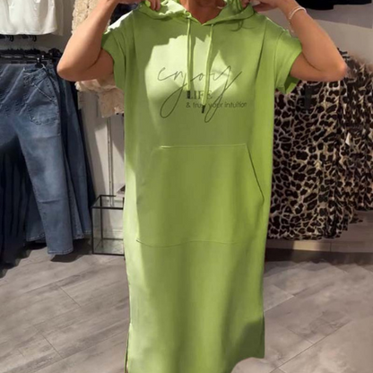 "Sásquia - Vestido Casual con Capucha" could be rephrased as "Sásquia - Vestido Informal con Capucha".