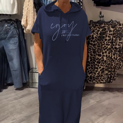"Sásquia - Vestido Casual con Capucha" could be rephrased as "Sásquia - Vestido Informal con Capucha".