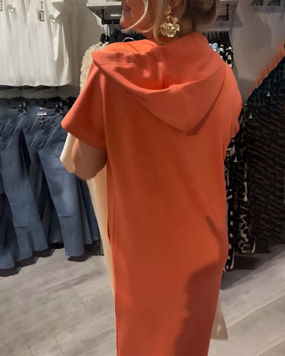"Sásquia - Vestido Casual con Capucha" could be rephrased as "Sásquia - Vestido Informal con Capucha".