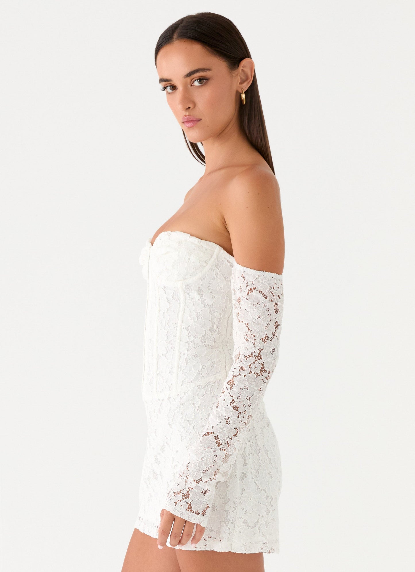 Vestido Mini de Renda Branco com Mangas Longas