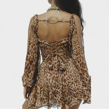Vestido Dourado com Estampa de Leão