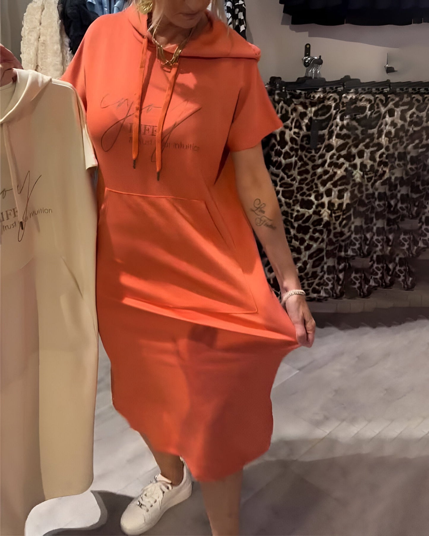 "Sásquia - Vestido Casual con Capucha" could be rephrased as "Sásquia - Vestido Informal con Capucha".